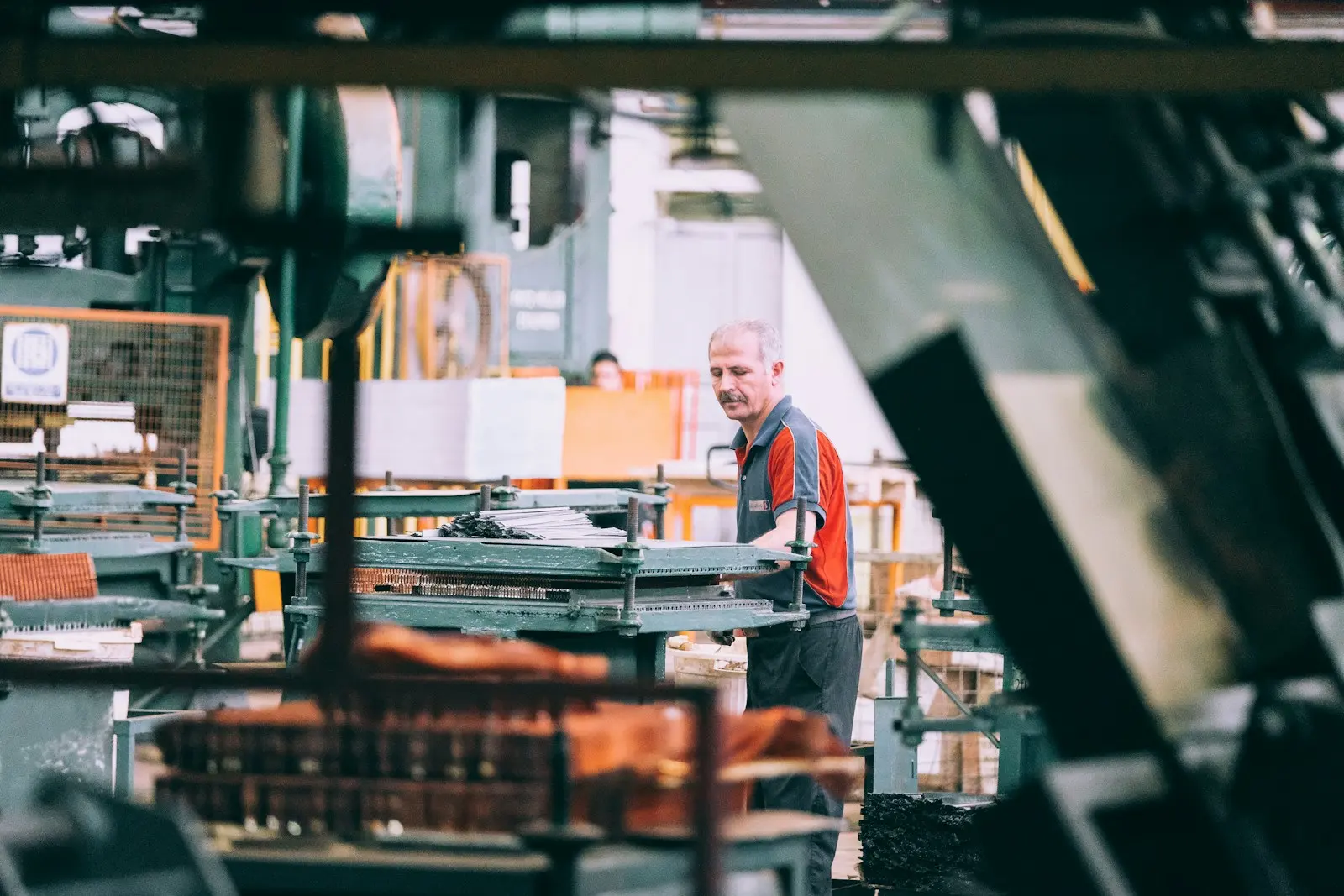Atelier de producție Rulouri-Romania.ro, operatori confecționând rulouri la comandă
