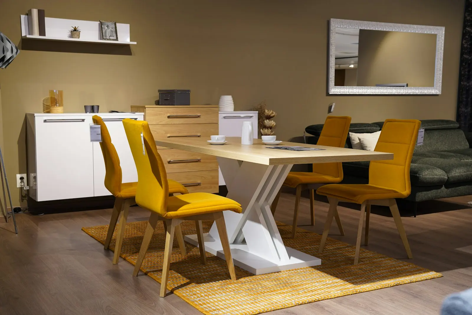 Showroom Rulouri-Romania.ro cu mostre de rulouri, jaluzele și profile de aluminiu
