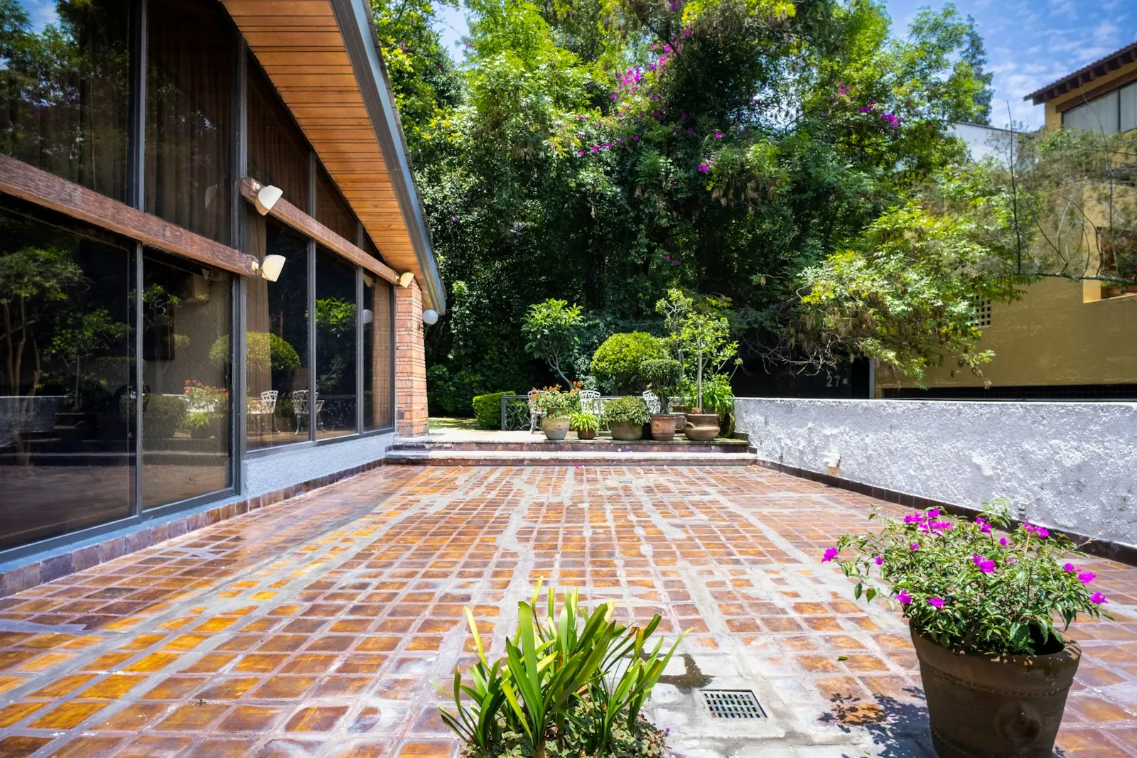 Terasă modernă cu screens ZIP, copertină și mobilier de exterior, în lumina serii